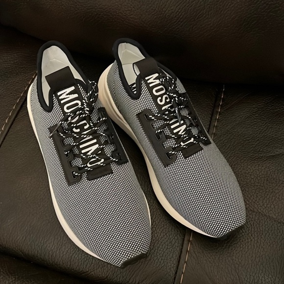 SALE!! Moschino men's tapped logo trainer sneakers NWB